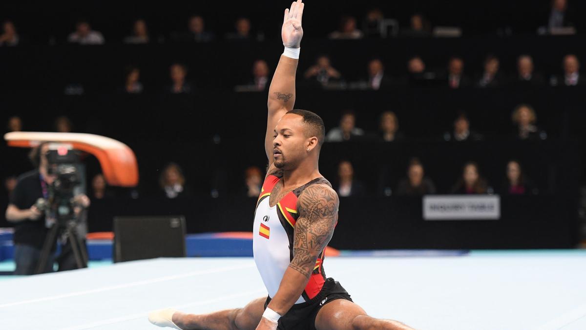 Rayderley Zapata durante un ejercicio de suelo.