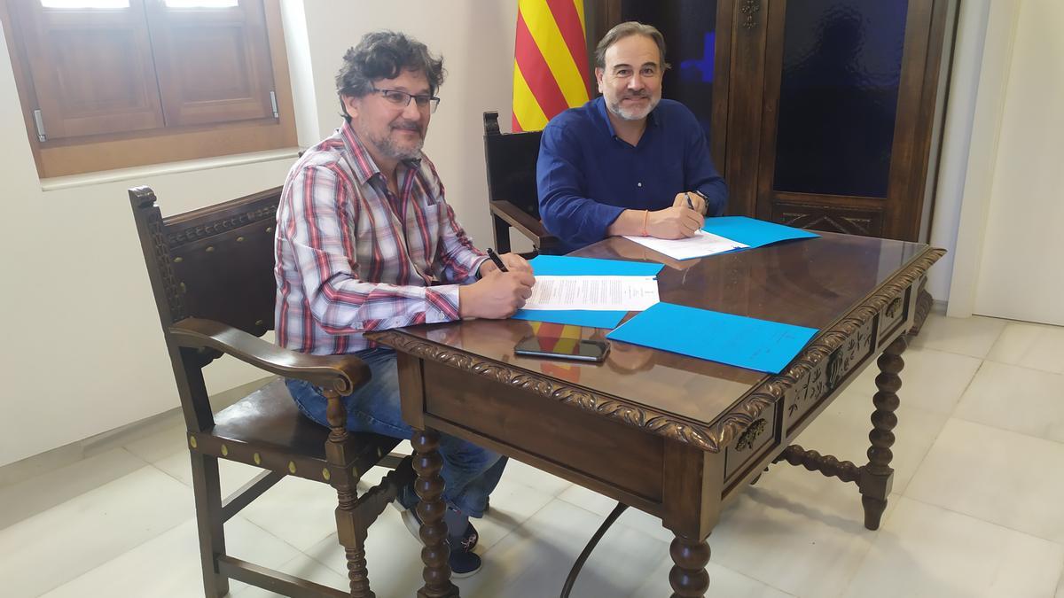 Firma del contrato entre el alcalde y el delegado de SAV.