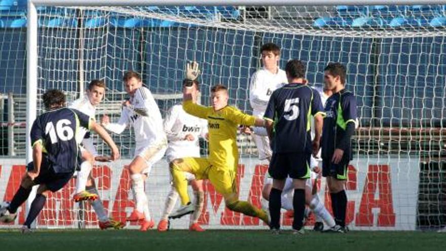 Jony lanza a puerta en la acción que supuso el segundo gol del Marino, ya en tiempo de descuento. / lof