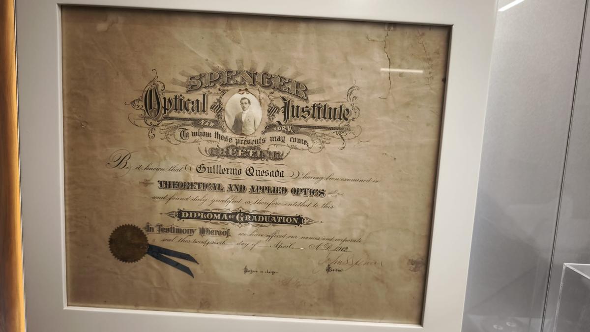 El titulo de óptica que sacó Guillermo Quesada, el fundador de la saga, en un centro especializado de Nueva York, en 1912.