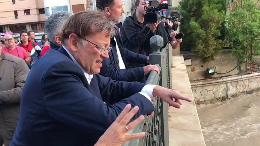 Ximo Puig observa la crecida del río Segura en Orihuela