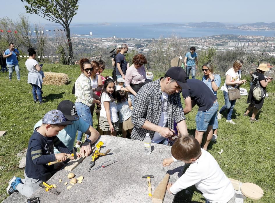 Numerosas familias participan en la Festa Miudiña en Monte dos Pozos, cita que realza el entretenimiento tradicional: sin cables ni teclas ni pantallas.