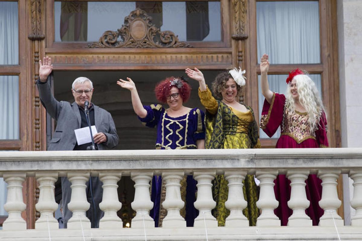 Joan Ribó con las tres «magas» en el balcón municipal