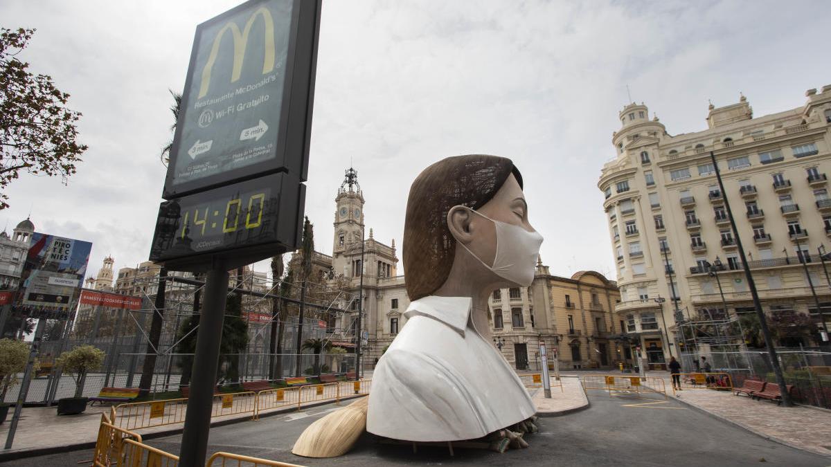 Monumento municipal en la plaza, antes de ser quemado parcialmente.