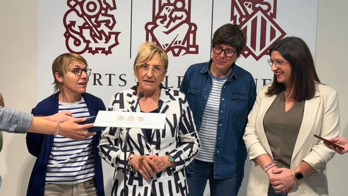 Ana Barceló, síndica del PSPV, interviene en las Corts ante sus homólogas de Compromís y Unides Podem.