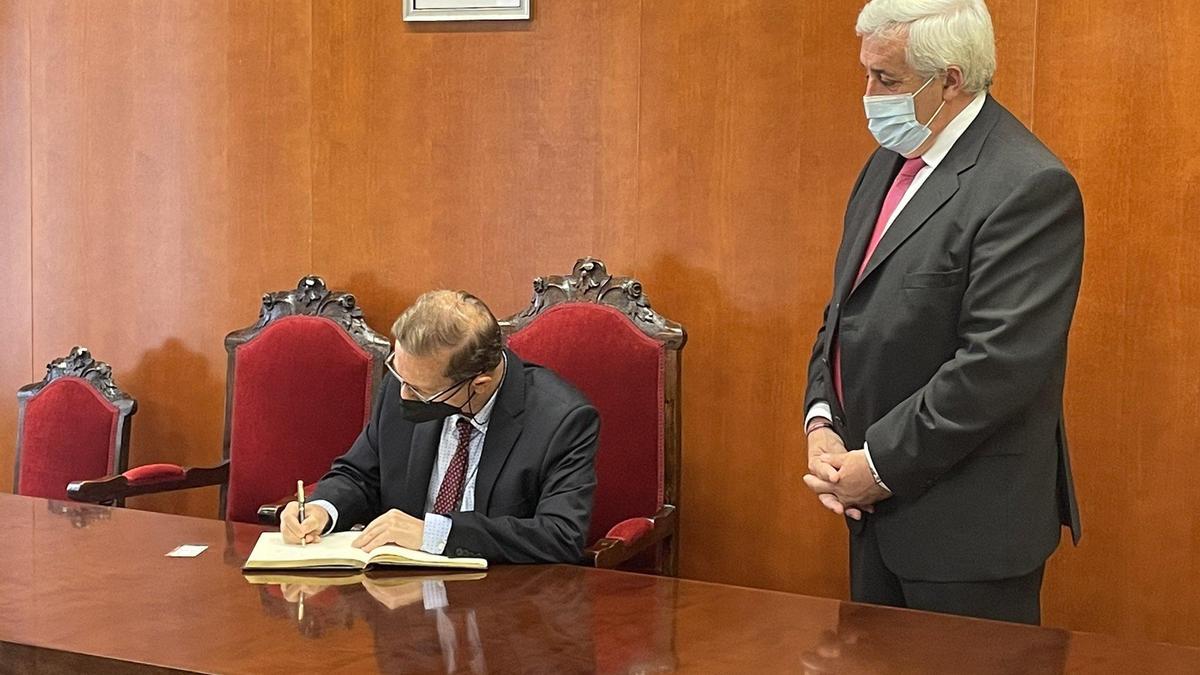 El escritor José Luis Melero, en el Ayuntamiento de Aguarón el pasado viernes.