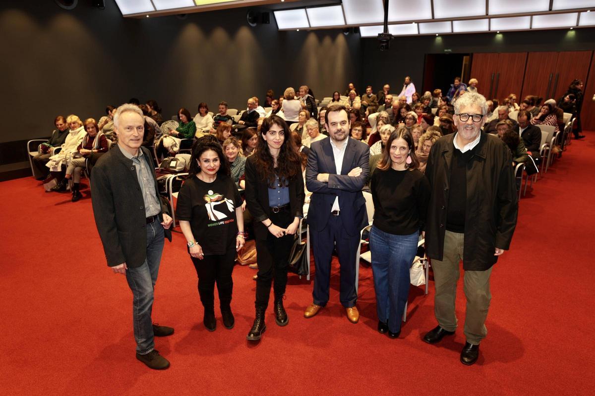 Por la izquierda, Hans van der Broek, Nilufar Saberi, Maryam Hanardi, Gonzalo Olmos, Emilia Durán y Enrique Pañeda.