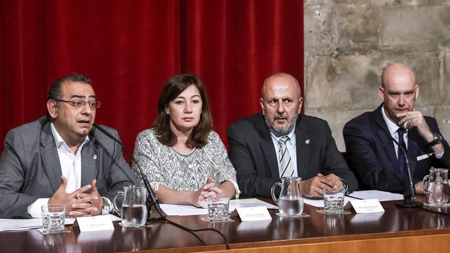 Desde la izquierda, Rodríguez Badal, Armengol, Ensenyat y Ricard Zapatero, ayer, en el Consolat de Mar, en Palma.