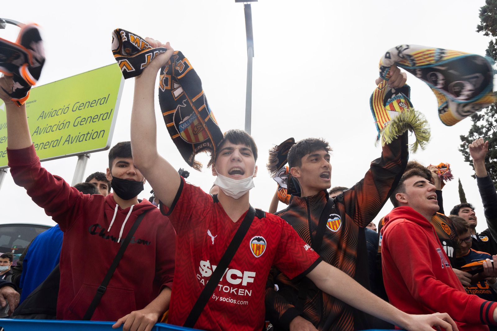 Apoteósica salida del Valencia CF a Sevilla