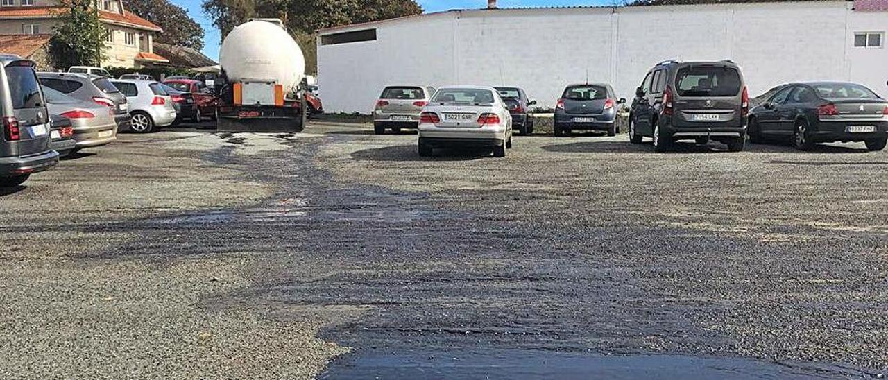 Vertido de alquitrán, ayer, en Dozón y detalle del camión saboteado.