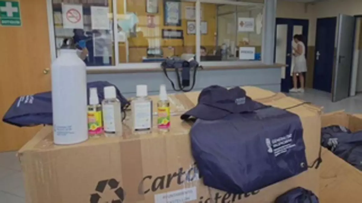 Castelló distribuye 200 kits básicos contra el calor para personas sin hogar