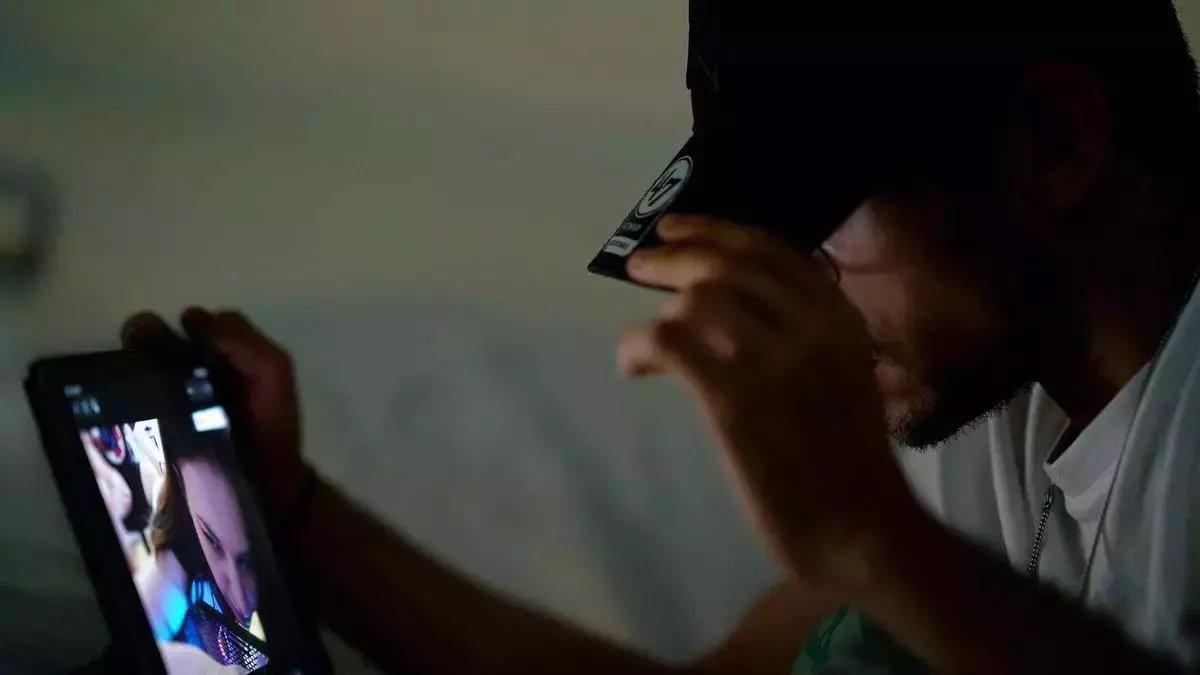 Un joven consume contenidos pornográficos en su tableta.