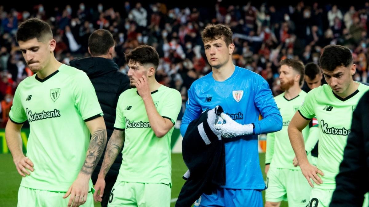 Los jugadores del Athletic tras la eliminación copera ante el Valencia