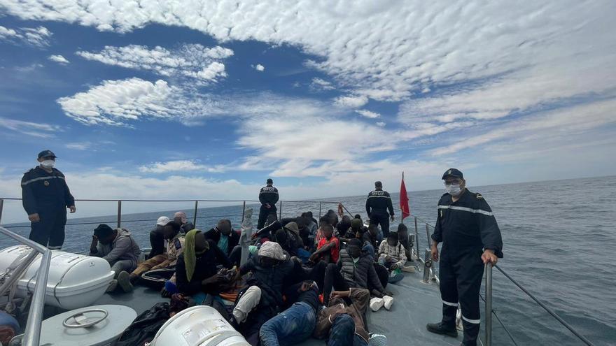 La Armada de Marruecos rescata a 38 migrantes que se dirigían a Canarias