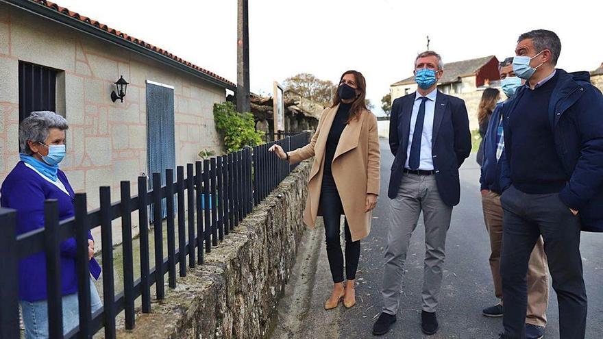Rueda, Prieto y Campos conversan con una vecina, durante su visita.