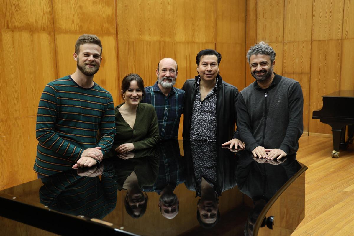 Los cuatro cantantes solistas  de ‘Don Pasquale’ de la AAOV  y el director musical, Coves  (primero por la dcha.)