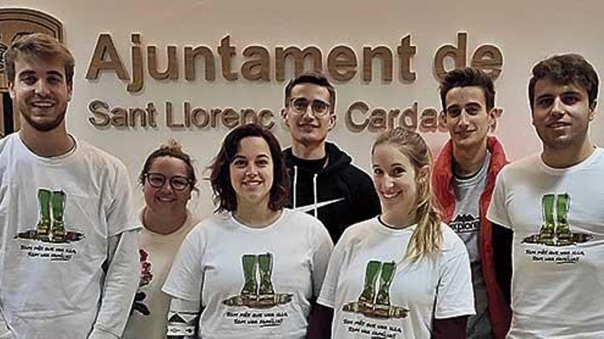 Algunos de los miembros de Granots i Sopes lucen su camiseta solidaria en Sant LlorenÃ§.