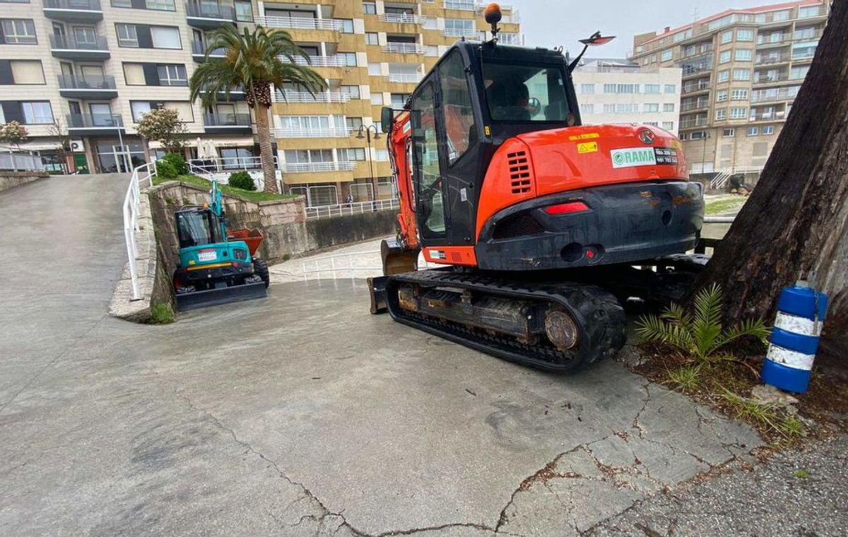 El acondicionamiento de la arena cierra toda la semana el acceso a Lavapanos y A Carabuxeira