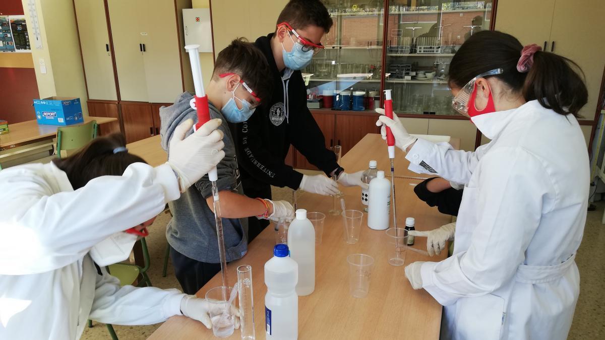 Los estudiantes del IES Pablo Serrano fabrican su propio gel hidroalcohólico