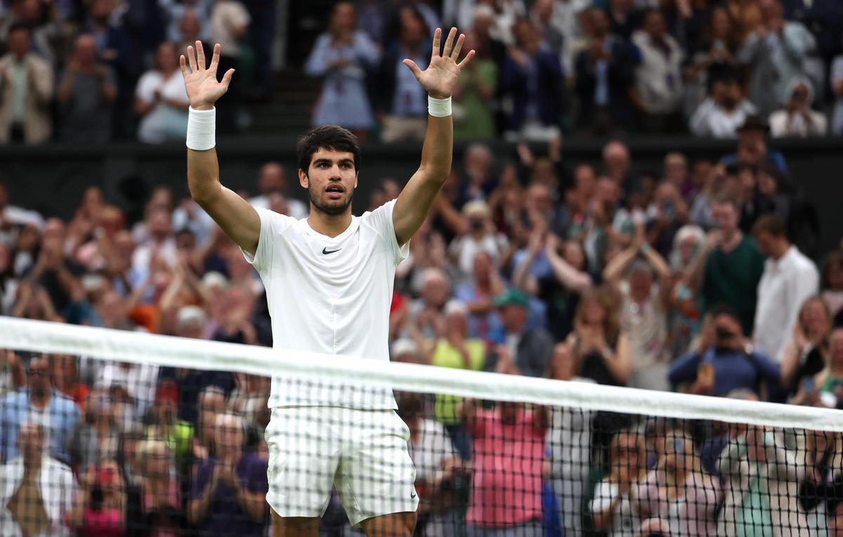 Carlos alcaraz celebra su victoria ante Daniil Medvedev en la pasada edición de Wimbledon