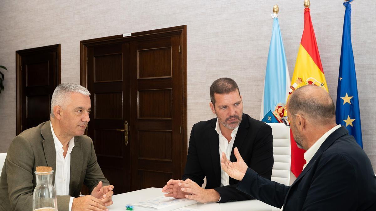 O conselleiro de Cultura, Lingua e Xuventude, José López Campos, reunido co presidente da RAG, Henrique Monteagudo