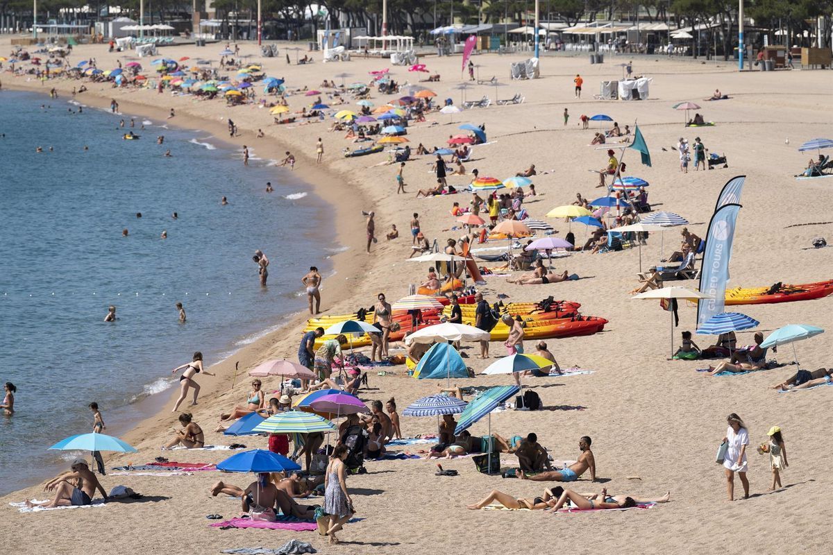 Bañistas en Platja d’Aro, en Girona.