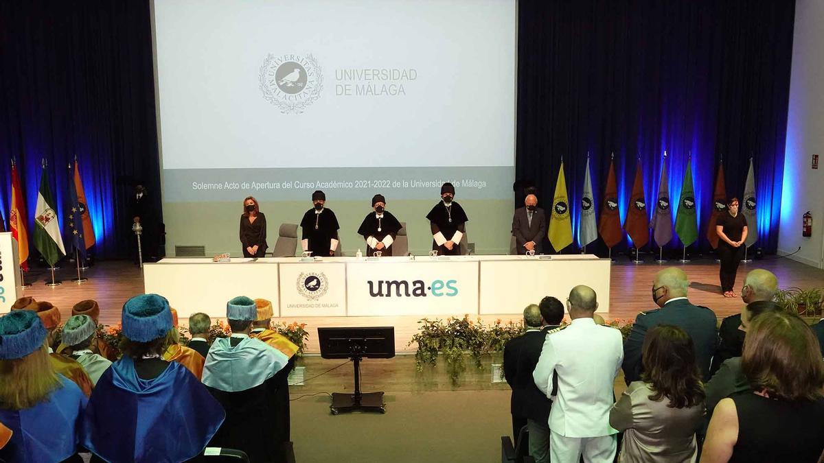 El rector José Ángel Narváez preside, en el centro, la apertura del curso.