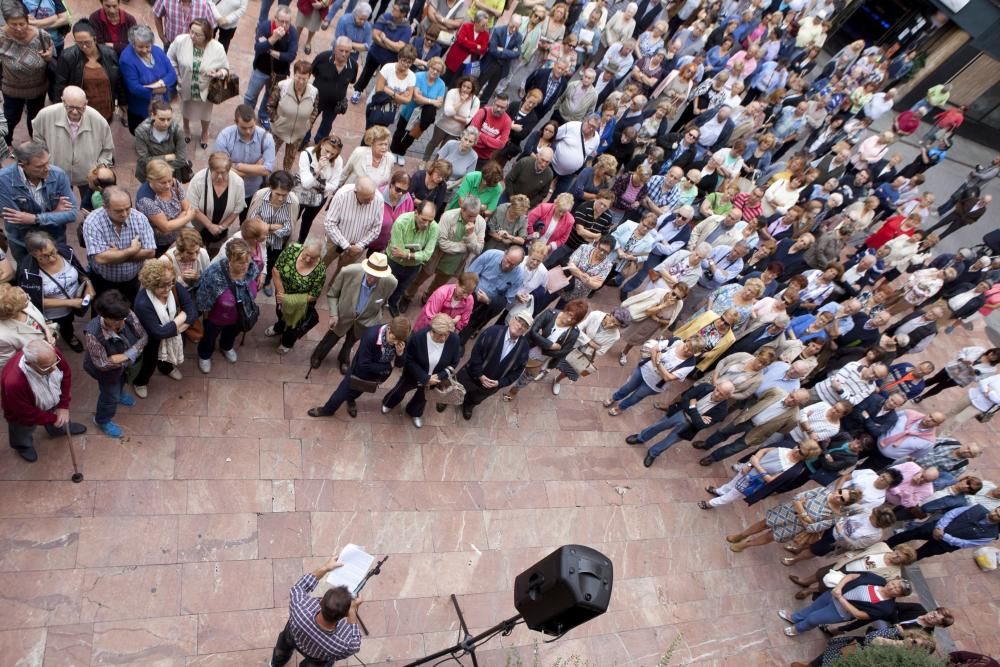 Manifiesto y entrega de firmas a favor de mantener la imagen de la Virgen del Carbayu en el Ayuntamiento de Sama