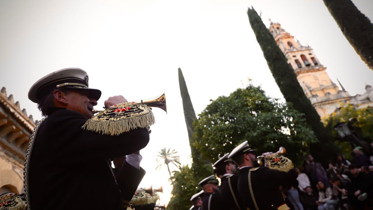 Una banda de música en el Patio de los Naranjos.
