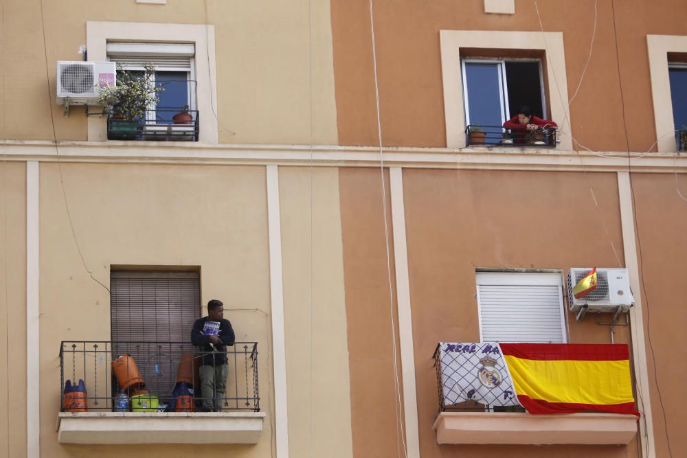 Un hombre se atrinchera armado en València