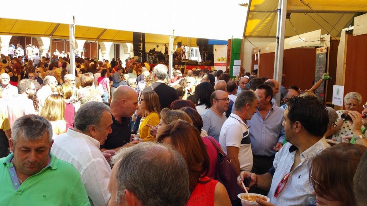 El público en la zona de degustación de la última Feria del Higo de Almoharín.