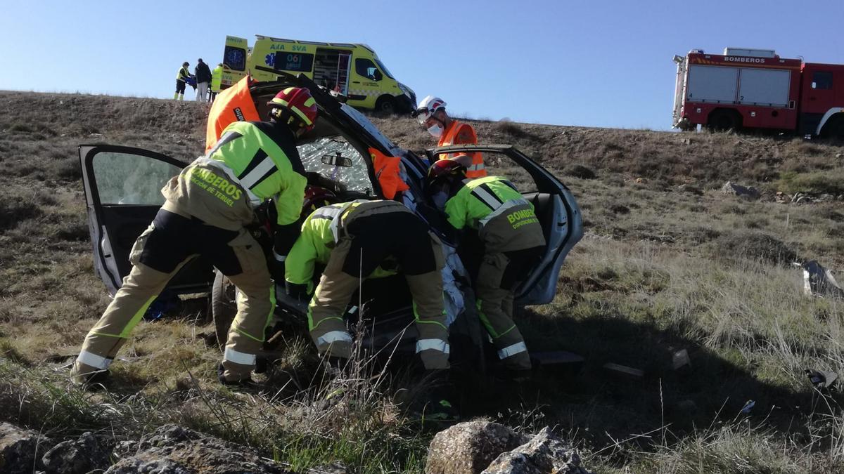 Los bomberos excarcelan al herido.