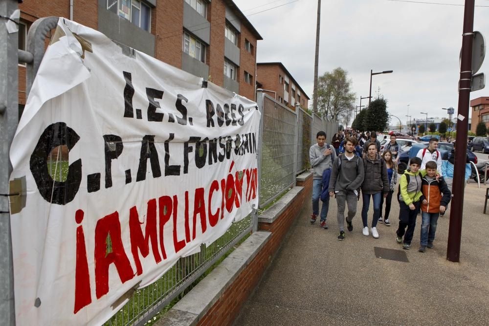 Manifestación para exigir la ampliación del IES Roces y del Colegio Alfonso Camín