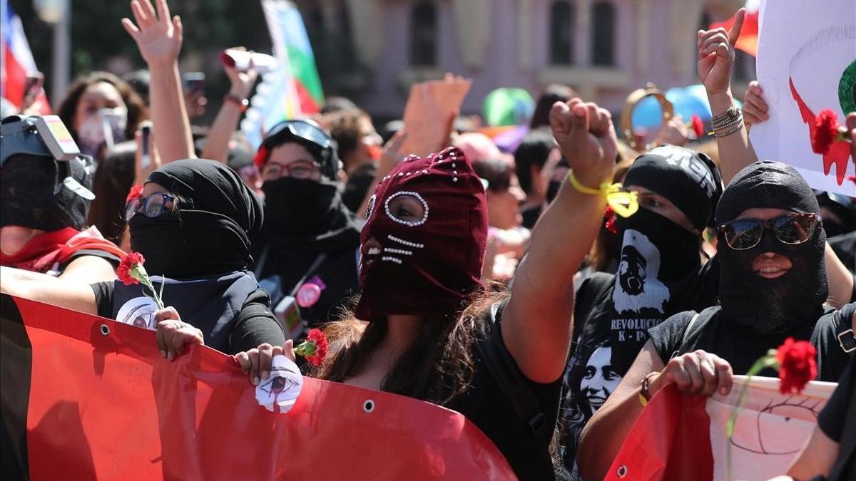 Participantes en la marcha del Día Internacional de la Mujer, en Santiago de Chile.