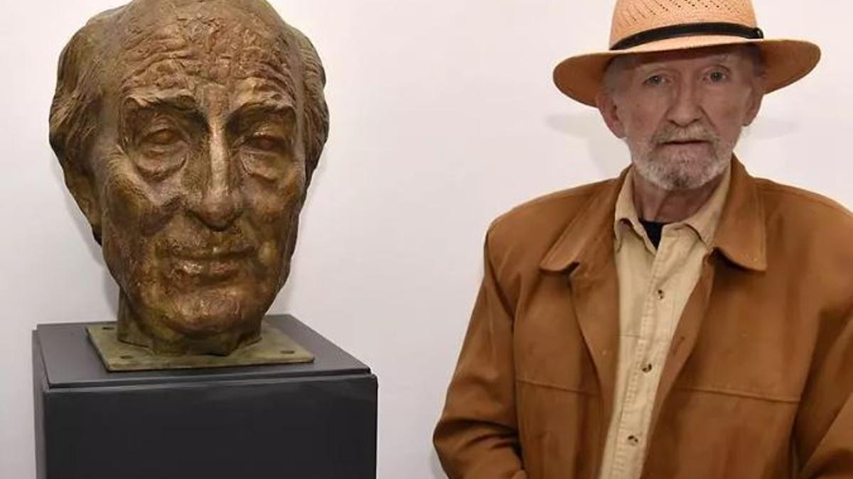 Martínez Labrador, en 2023 con el busto de Muñoz Rojas