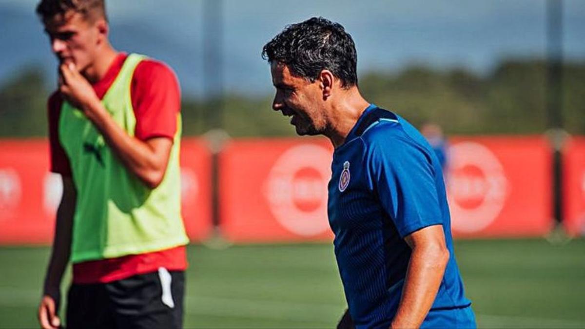 Míchel dirigiendo un entrenamiento en La Vinya