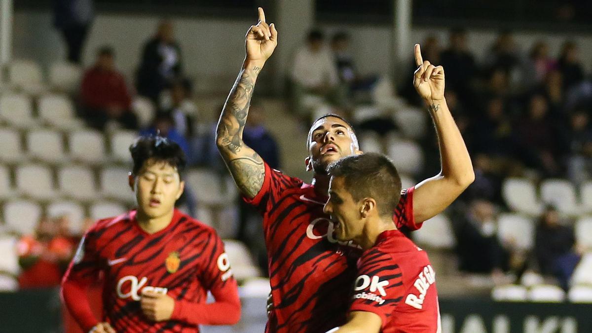 Dani Rodríguez es felicitado por sus compañeros al marcar el gol de la clasificación a los veinte minutos.