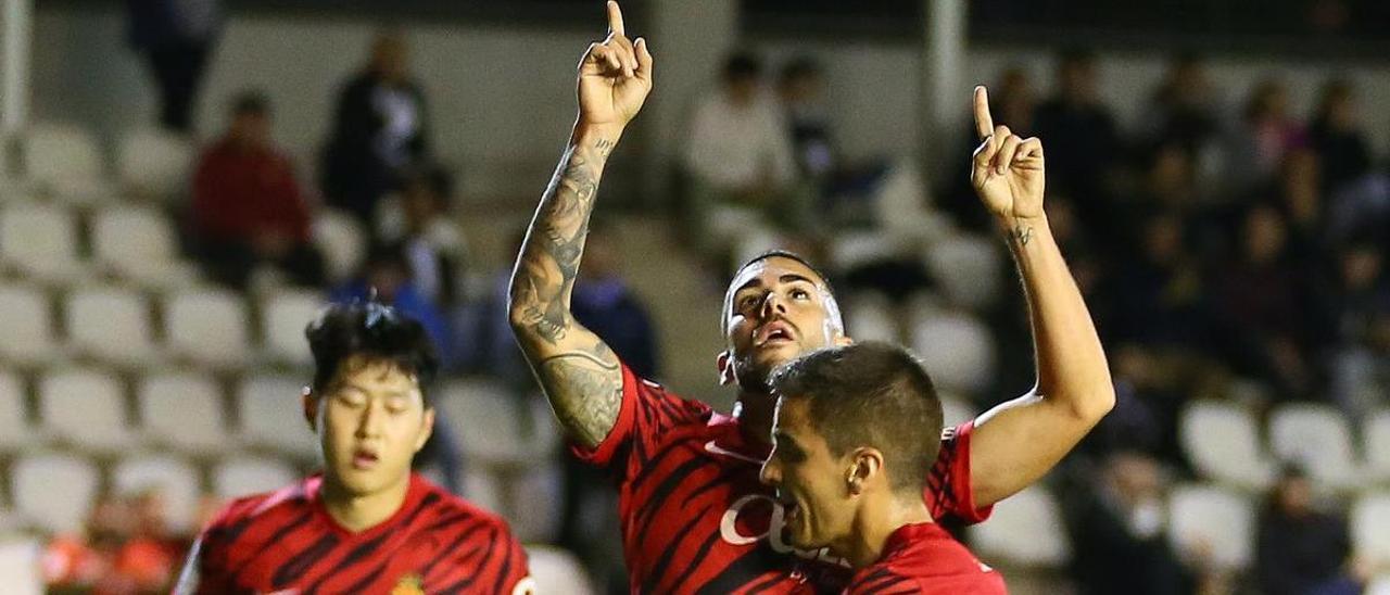 Dani Rodríguez es felicitado por sus compañeros al marcar el gol de la clasificación a los veinte minutos.