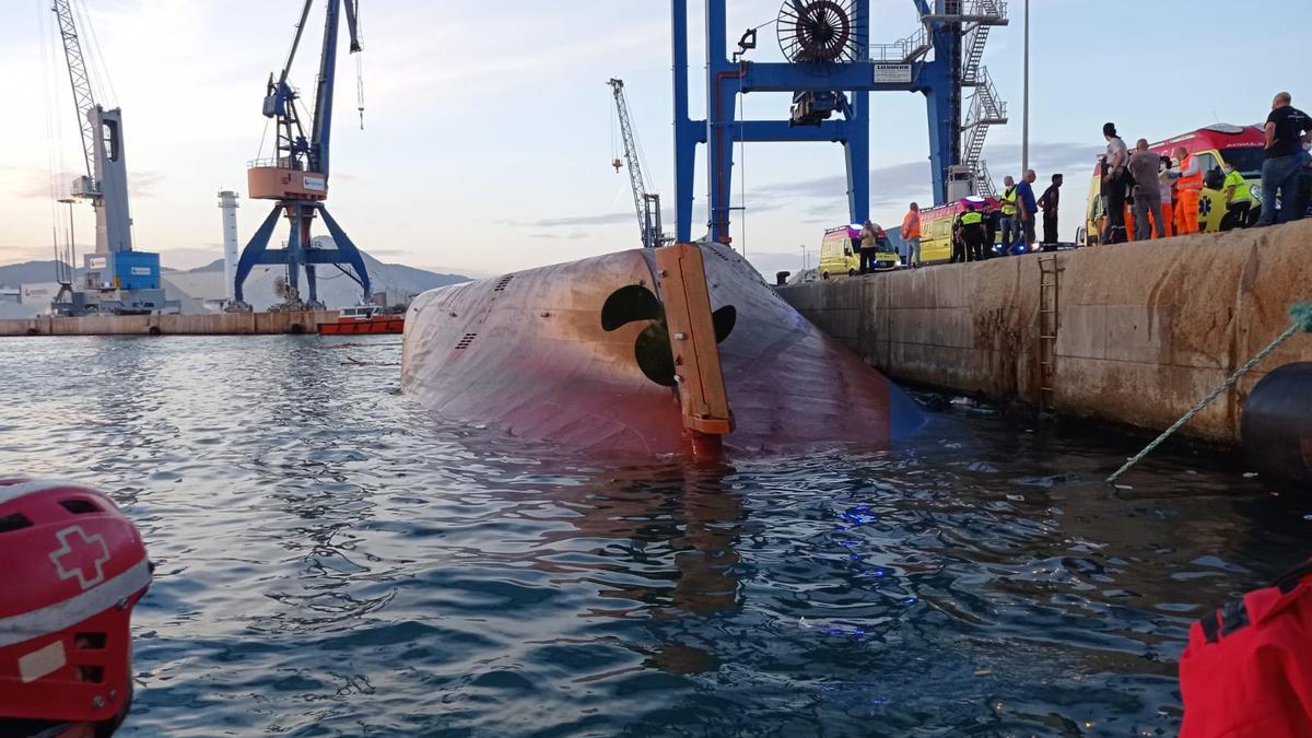 Imagen del barco volcado en el Port de Castelló este viernes.