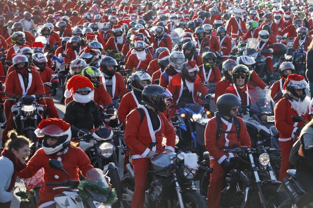 Desfilada solidaria de pare noels amb moto