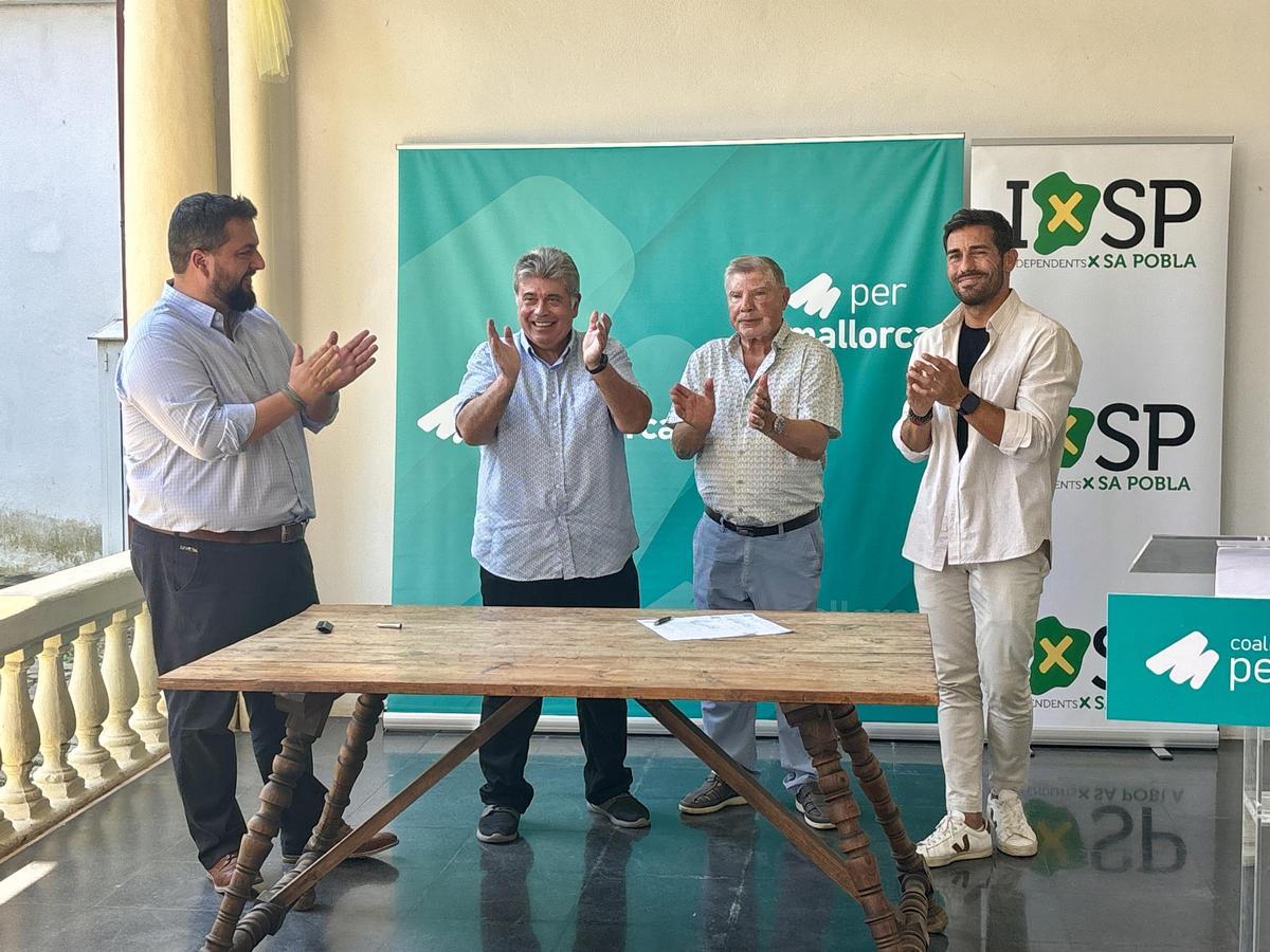 Cargos de IxSP con el candidato autonómico de Coalició per Mallorca, Pere Sánchez (derecha).