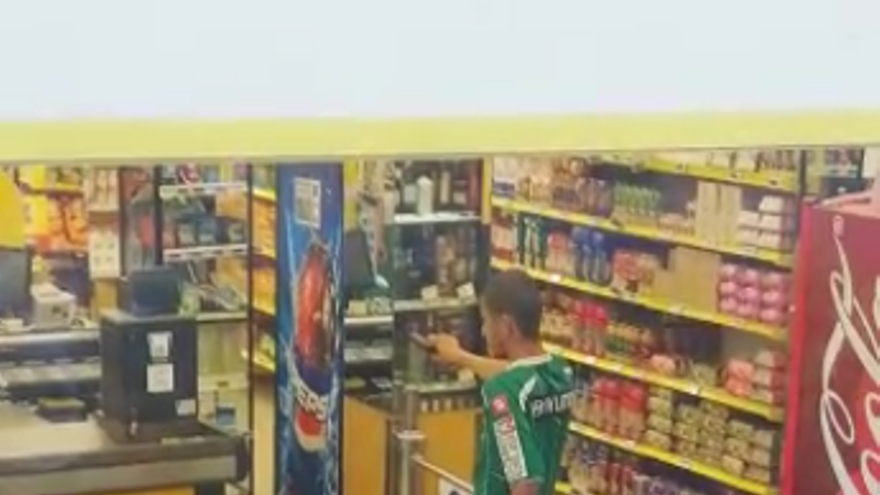 Detenido un joven tras entrar con una pistola a un supermercado de Versalles y apuntar a las cajeras