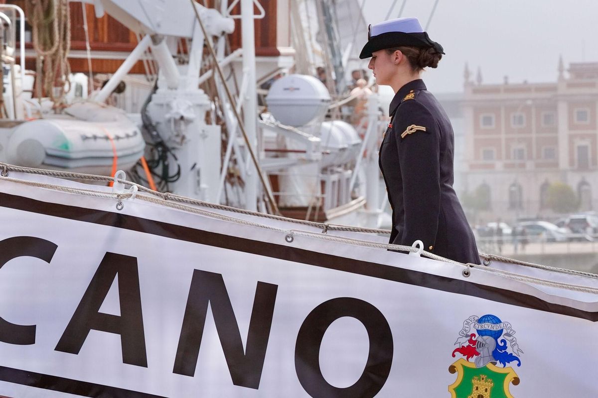 CÁDIZ, 11/01/2025.- La Princesa de Asturias, Leonor, se embarca este sábado en el buque escuela de la Armada española Juan Sebastián de Elcano para iniciar la travesía del 97 crucero de instrucción. EFE/ Roman Ríos