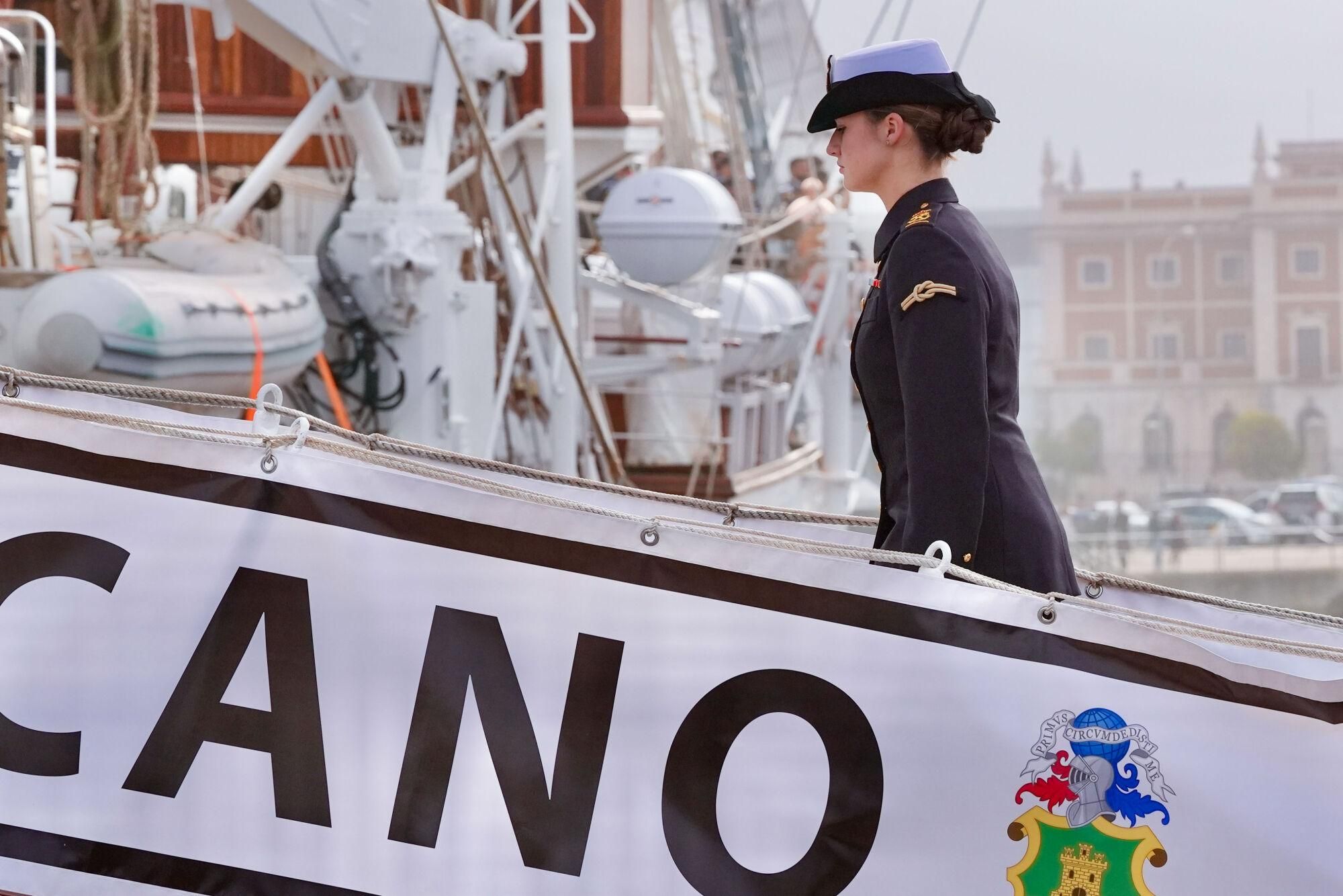 CÁDIZ, 11/01/2025.- La Princesa de Asturias, Leonor, se embarca este sábado en el buque escuela de la Armada española Juan Sebastián de Elcano para iniciar la travesía del 97 crucero de instrucción. EFE/ Roman Ríos