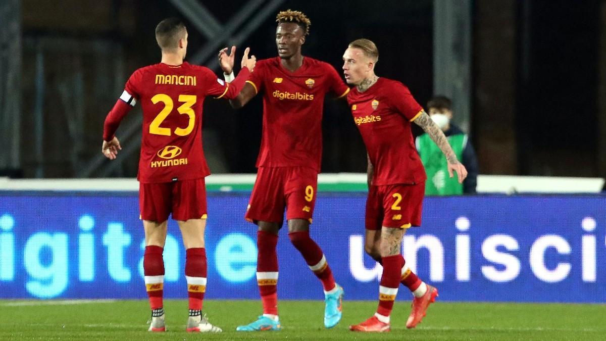 Tammy Abraham celebra con sus compañeros un gol en el encuentro entre Empoli y Roma