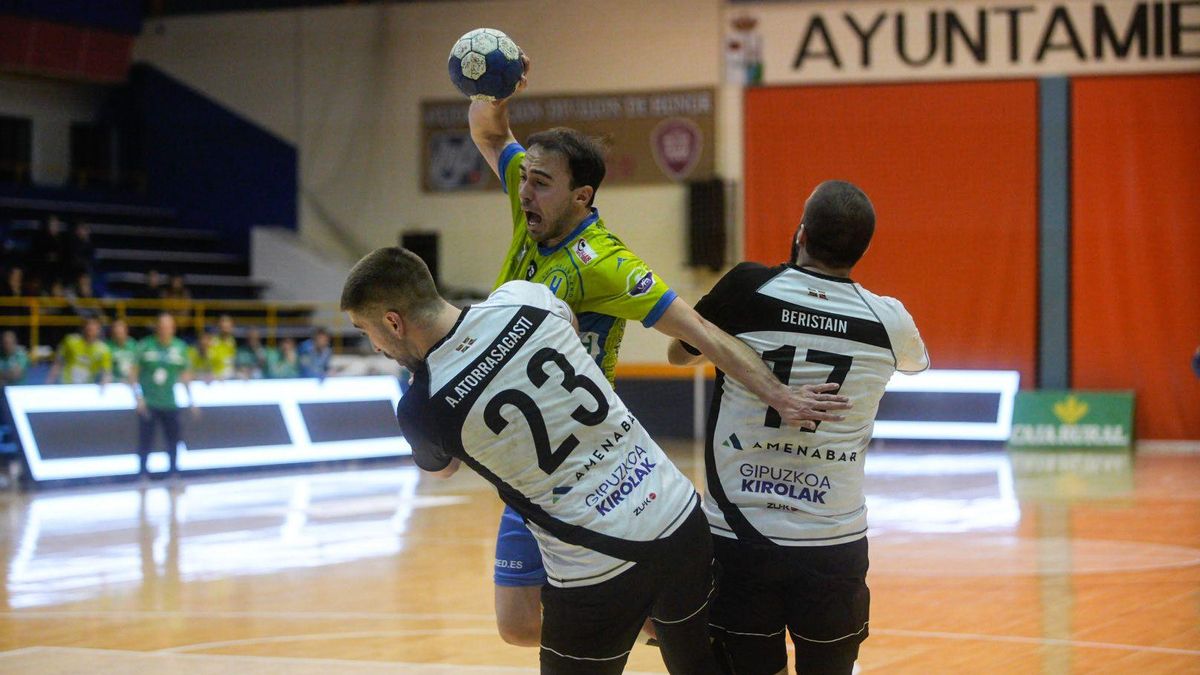 Andrés Pérez se eleva para intentar anotar frente a la zaga vasca.