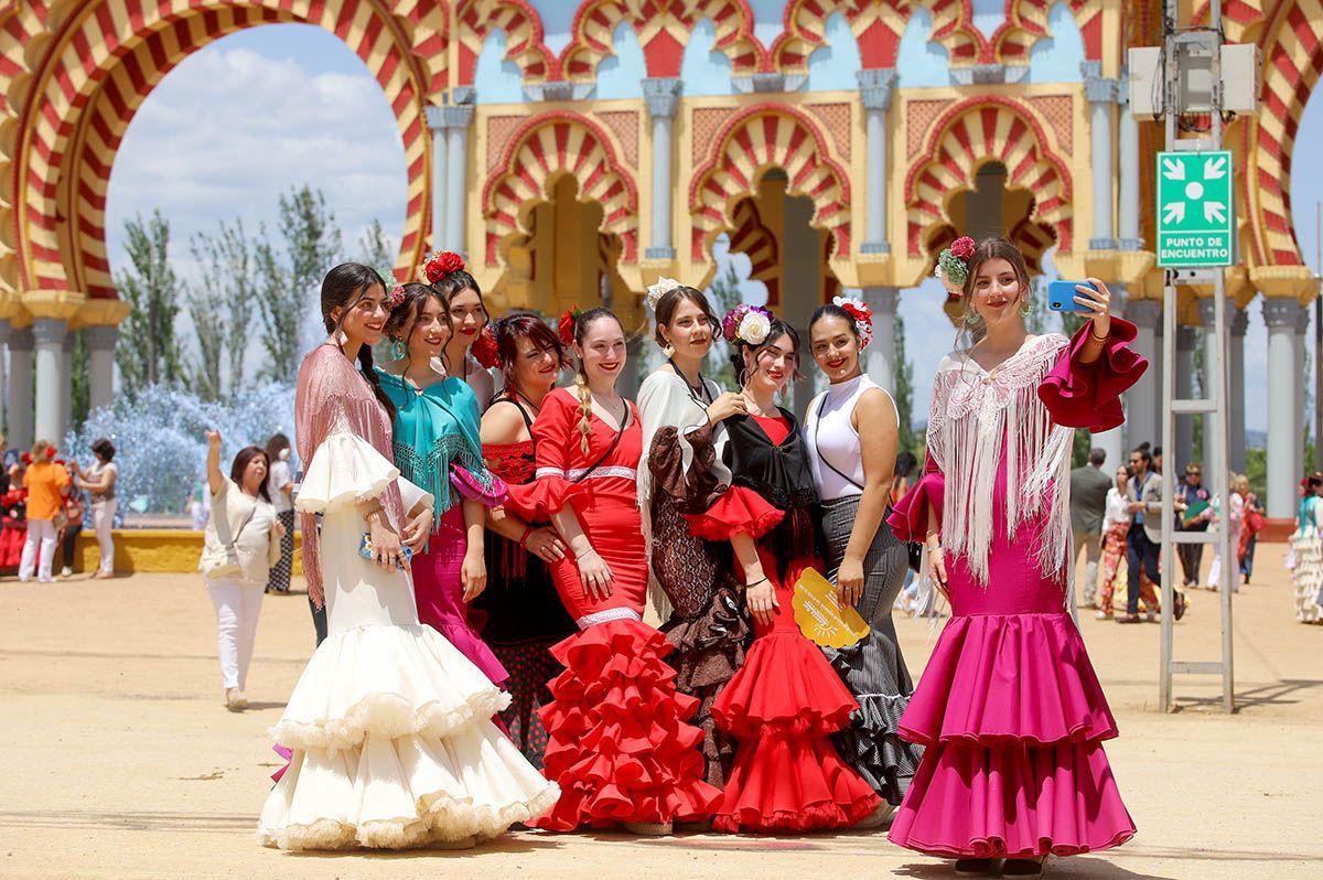 Mujeres vestidas de gitana en un día soleado en la Feria de Córdoba.