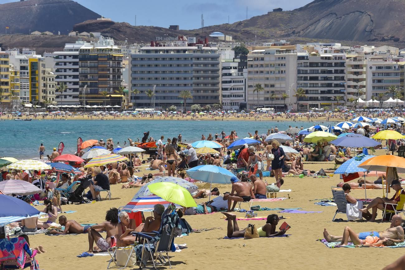 Ambiente de la Playa de Las Canteras el día de San Juan