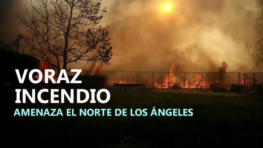 Un voraz incendio amenaza el norte de Los Ángeles