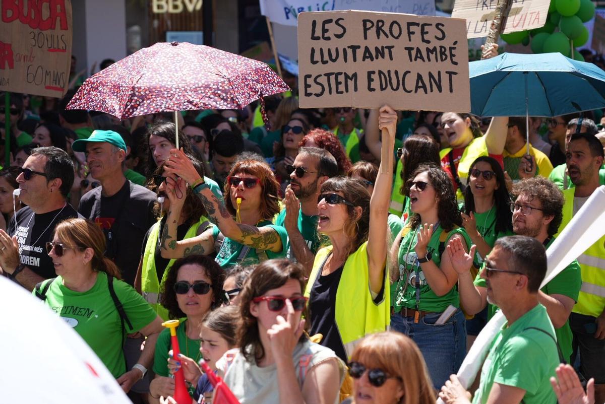 Manifestación de profesores ante la delegación de Hacienda de la Generalitat en el décimo día de huelga.